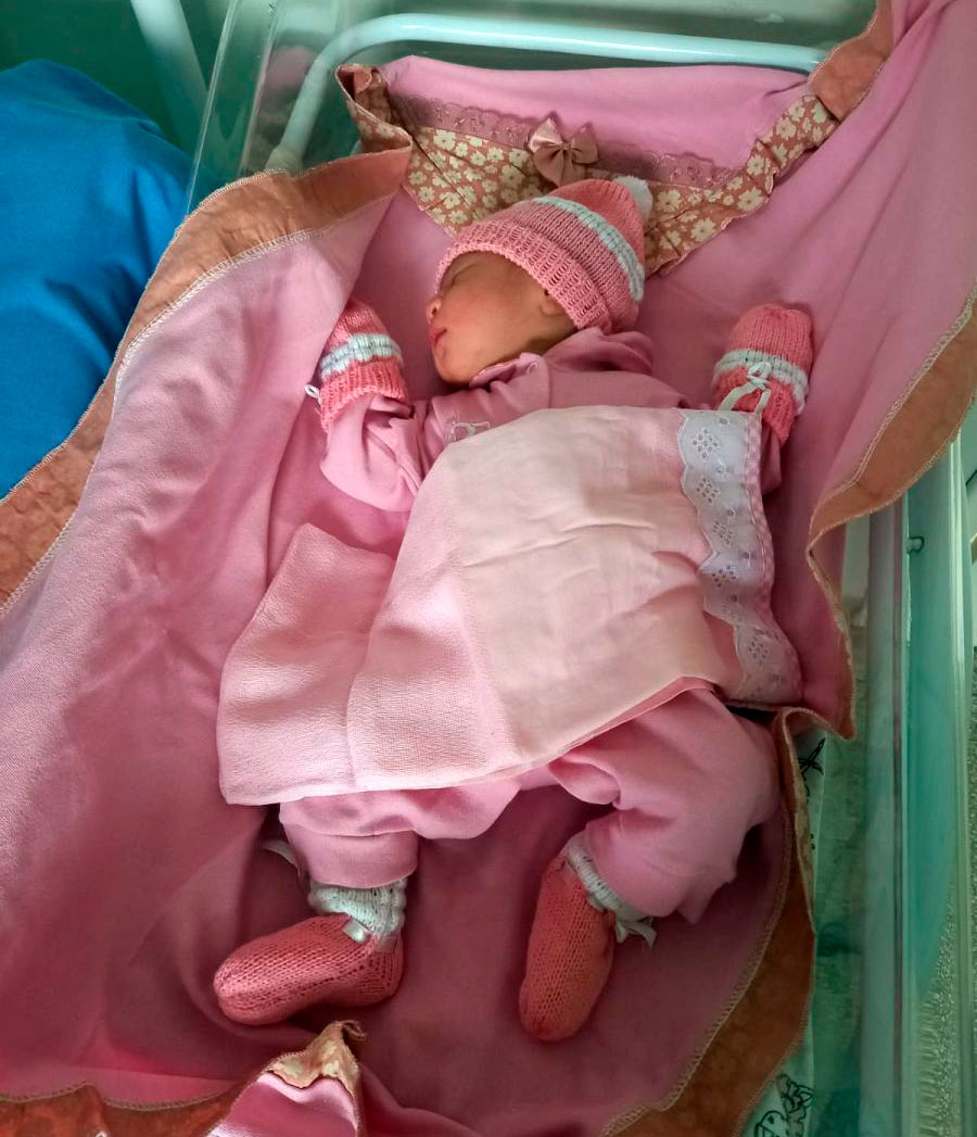 Conheça Ayla Sauany Mesquita Curvelo, a primeira bebê nascida em 2025 na Maternidade Municipal de Porto Velho. Ela chegou ao mundo saudável, pesando 2,9 kg, trazendo alegria para a família.