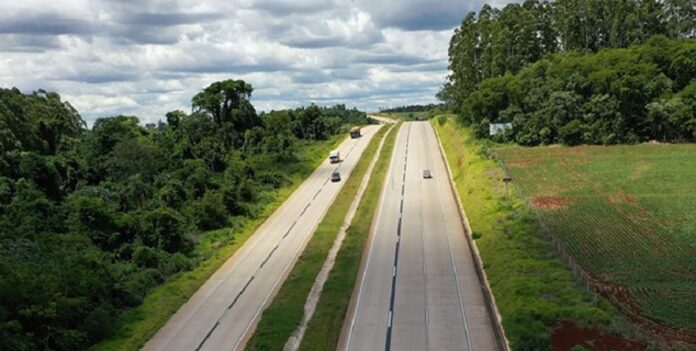 A BR-163 entre Cascavel e Capitão Leônidas Marques, no Paraná, agora se chama Pedro Gurgacz. A homenagem celebra a atuação do ex-empresário e político no progresso da região.