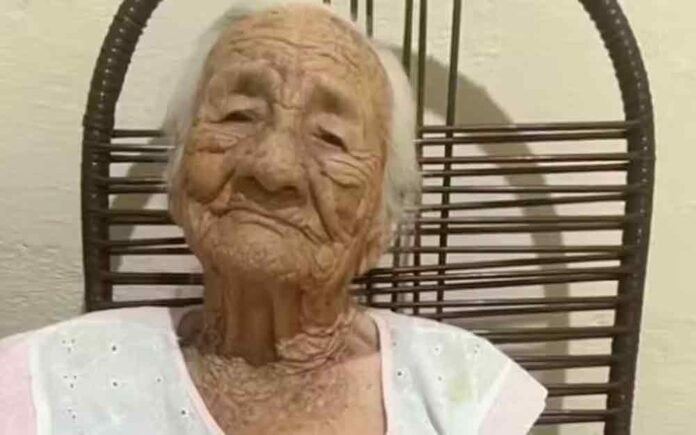 Dona Ló, de 117 anos, acredita que o segredo de sua longevidade está no açaí. Veja como essa fruta tem ajudado a mulher mais velha do Brasil.