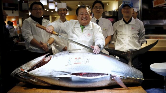 Atum de 276 kg é leiloado por US$ 1,3 milhão em Tóquio durante o leilão de Ano Novo em Toyosu. Tradição atrai destaque e recordes.