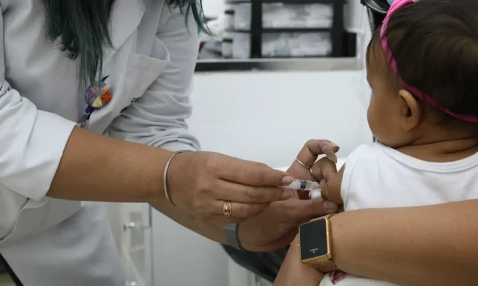 Calendário de vacinação infantil no Brasil atualiza esquema contra poliomielite. Doses injetáveis substituem as populares gotinhas, reforçando a proteção contra a doença. Saiba mais.