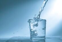 Dois litros de água por dia: verdade ou mito? Descubra se beber dois litros de água por dia é realmente necessário. Saiba como calcular sua necessidade de hidratação com base em fatores individuais.