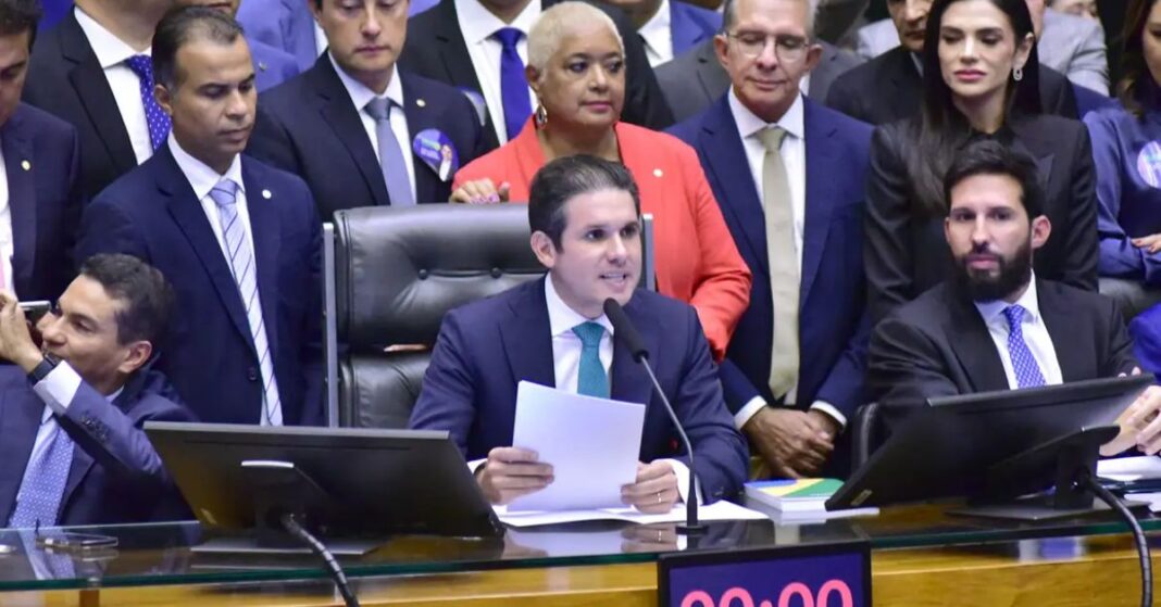 PEC do Semipresidencialismo avança com 181 assinaturas na Câmara. Proposta visa descentralizar poder, criando o cargo de primeiro-ministro e fortalecendo o Congresso.