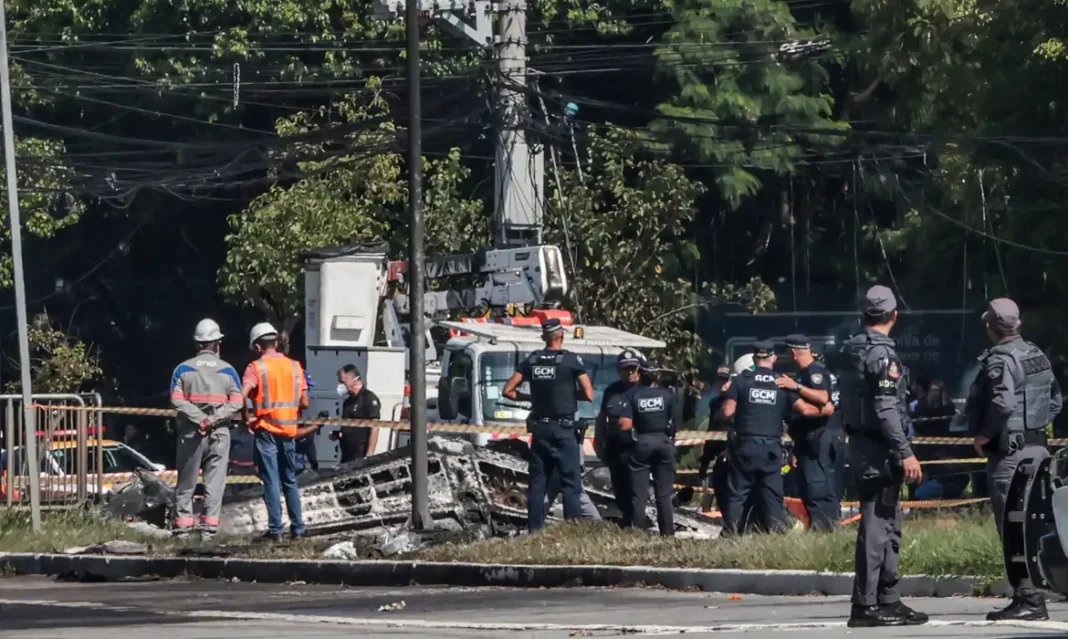 Duas pessoas morrem após queda de avião em avenida de São Paulo. Prefeito mobiliza equipes de resgate e transporte público é afetado. Confira os detalhes.