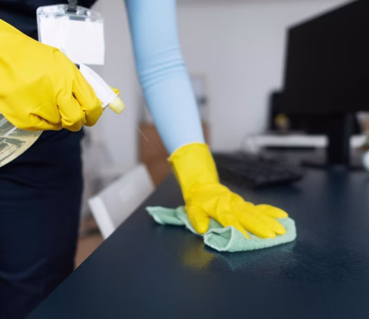 ‘Lerê, lerê’: vendedora será indenizada após colegas cantarem música sobre escravidão Decisão judicial reforça combate ao assédio moral no ambiente profissional