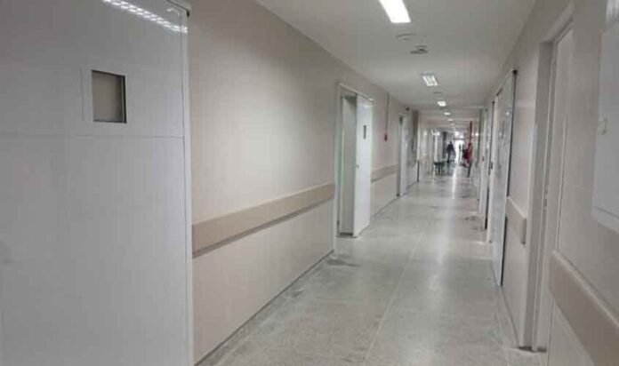 Corredor iluminado da nova Clínica de Neurologia do Hospital de Base de Rondônia após reforma