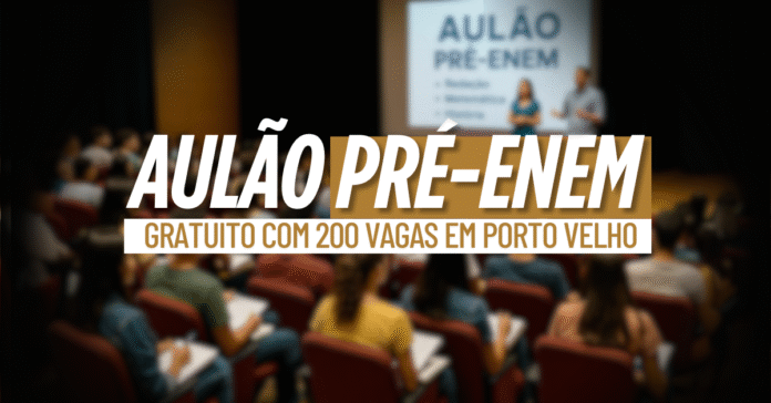 Grupo de estudantes assiste a aulão pré-Enem gratuito com professores no palco em Porto Velho