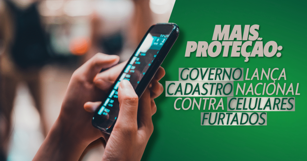 Pessoa usando celular com mensagem sobre cadastro nacional de celulares furtados