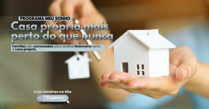 Mão segurando miniatura de casa branca enquanto outra mão entrega chave, representando conquista da casa própria.