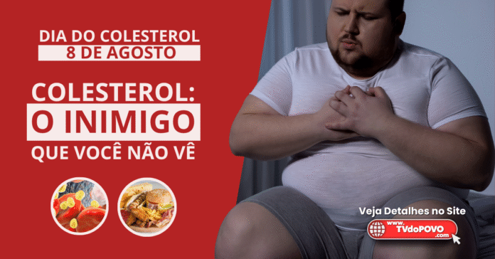 Homem com sobrepeso sente dor no peito, ao lado da frase “Colesterol: o inimigo que você não vê”, em arte sobre o Dia do Colesterol.