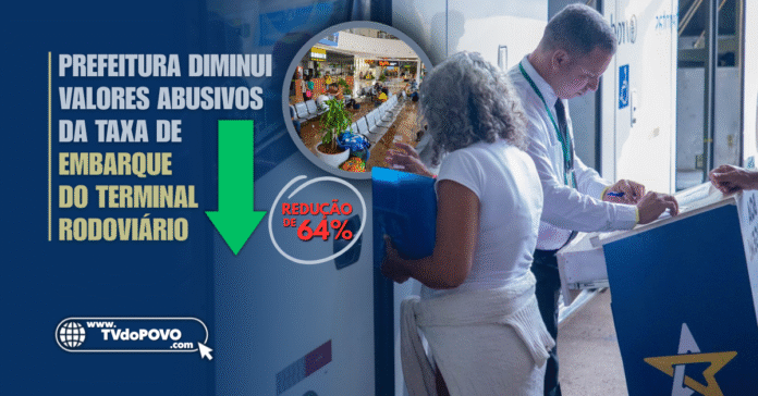 Funcionário atende passageira na bilheteria do terminal rodoviário de Porto Velho, com destaque para redução de 64% na taxa de embarque.