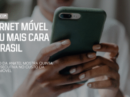 Internet móvel mais cara no Brasil com alta de 12% em 2025 Pessoa segura smartphone enquanto lê notícia sobre aumento no preço da internet móvel no Brasil