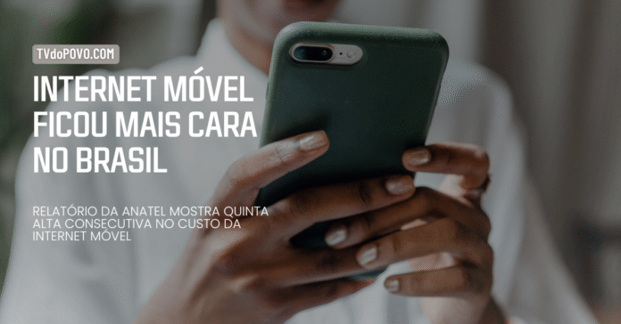Internet móvel ficou mais cara no Brasil, aponta relatório da Anatel Pessoa segura smartphone enquanto lê notícia sobre aumento no preço da internet móvel no Brasil