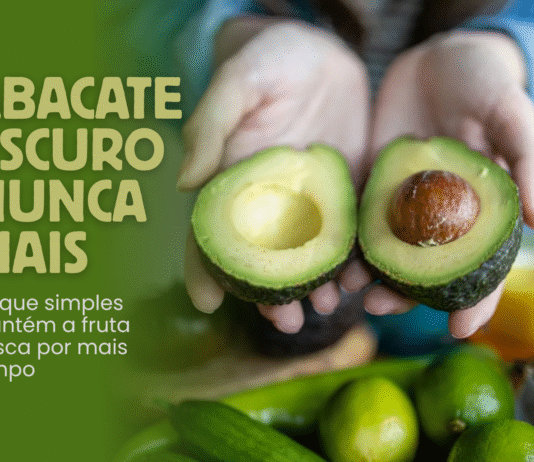 Abacate escuro nunca mais com truque simples e natural abacate cortado ao meio com limões ao fundo, representando truque natural com limão que mantém a fruta fresca