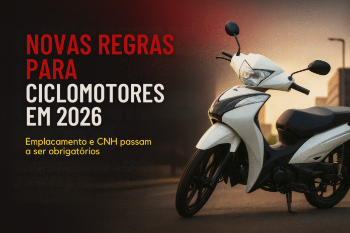 Novas regras para ciclomotores em 2026 Ciclomotor estacionado em cenário urbano ao pôr do sol com título sobre novas regras para 2026.