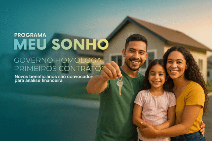 Governo homologa primeiros contratos do Meu Sonho Família sorrindo em frente a uma casa nova enquanto homem exibe chave, representando beneficiários do programa Meu Sonho em Rondônia.