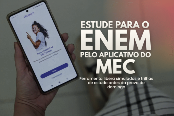 Aplicativo do MEC para estudar para o Enem Pessoa segurando celular com o aplicativo MEC Enem aberto para estudar para o Enem.