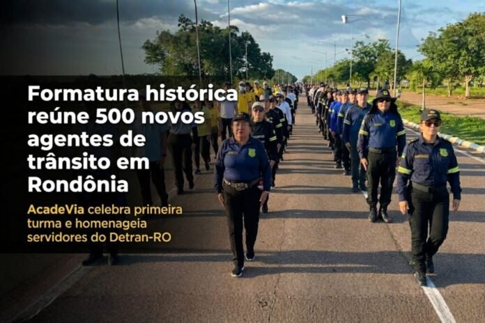 Formatura da AcadeVia reúne 500 agentes em Rondônia Agentes de trânsito de Rondônia marcham em formação durante a formatura da primeira turma da AcadeVia.