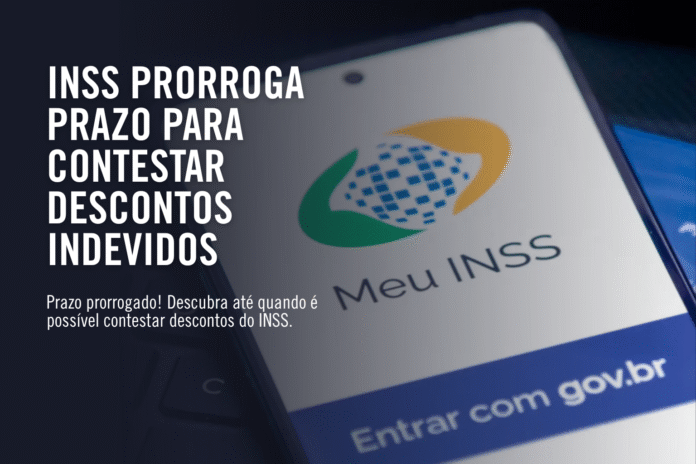 Aplicativo Meu INSS aberto em celular sobre teclado, com destaque para o aviso de prorrogação do prazo para contestar descontos indevidos.