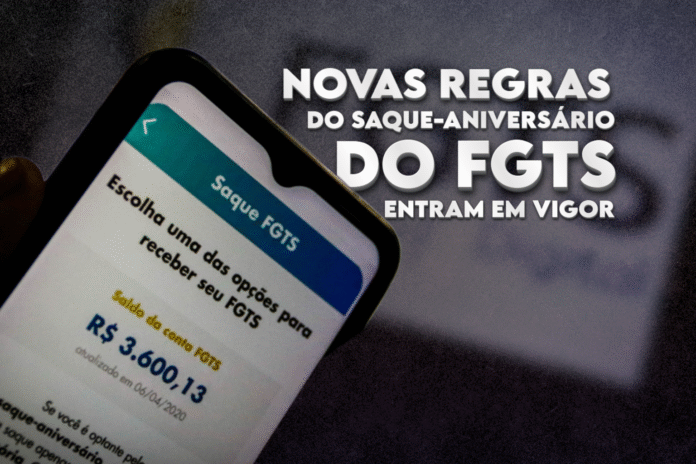 Aplicativo do FGTS aberto em celular exibe saldo e opções de saque; novas regras do saque-aniversário entram em vigor em 2025