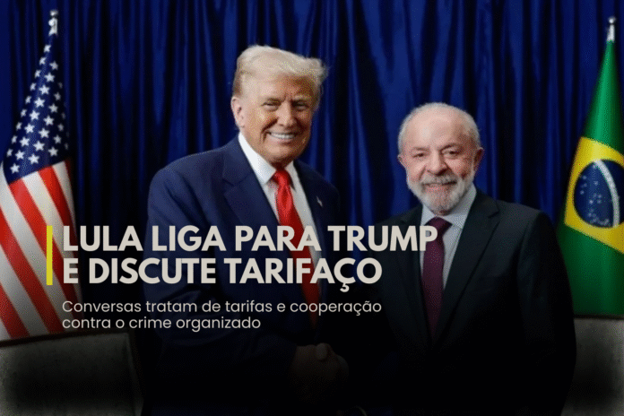 Lula e Donald Trump apertam as mãos durante encontro diplomático, com bandeiras do Brasil e dos Estados Unidos ao fundo.