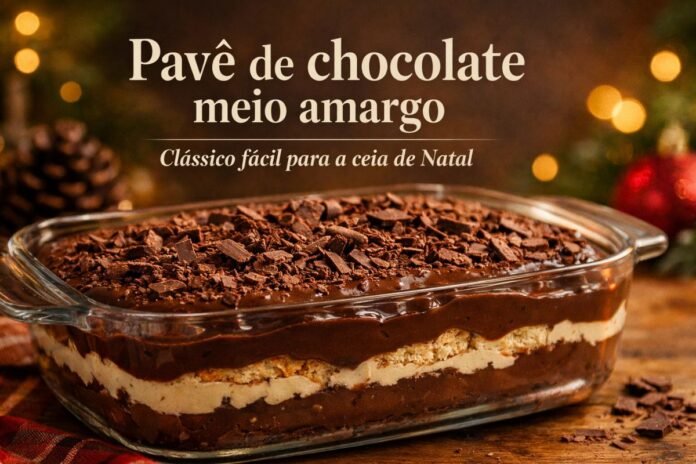 Pavê de chocolate meio amargo em travessa de vidro com camadas visíveis e cobertura de raspas de chocolate