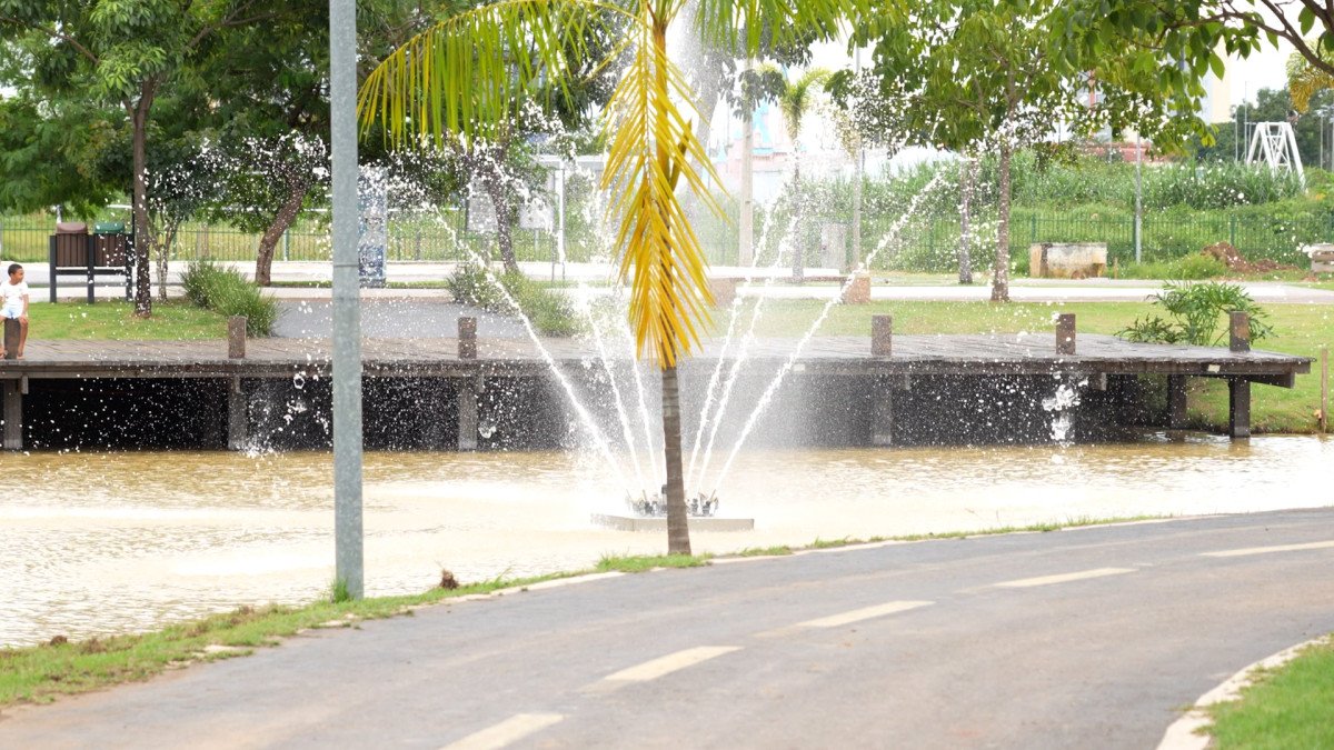 Vista aérea do Parque da Cidade em Porto Velho com lago, fontes de água e visitantes aproveitando o espaço.