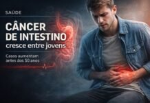 Câncer de intestino cresce entre jovens e acende alerta médico Jovem com dor abdominal representando aumento de câncer de intestino entre jovens