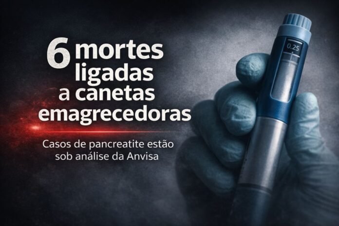 Caneta emagrecedora segurada por mão com luva médica ilustra investigação sobre mortes por pancreatite no Brasil