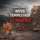 Bombeiros caminham entre escombros após deslizamento causado por fortes chuvas em Minas Gerais