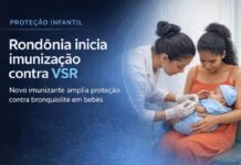 Rondônia começa aplicação de imunizante contra VSR Profissional de saúde aplica imunizante contra Vírus Sincicial Respiratório em bebê no colo da mãe em Rondônia