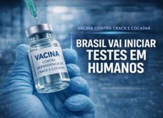 Vacina contra dependência de crack e cocaína deve iniciar testes em humanos no Brasil Frasco de vacina sendo preparado em laboratório para testes contra dependência de crack e cocaína no Brasil