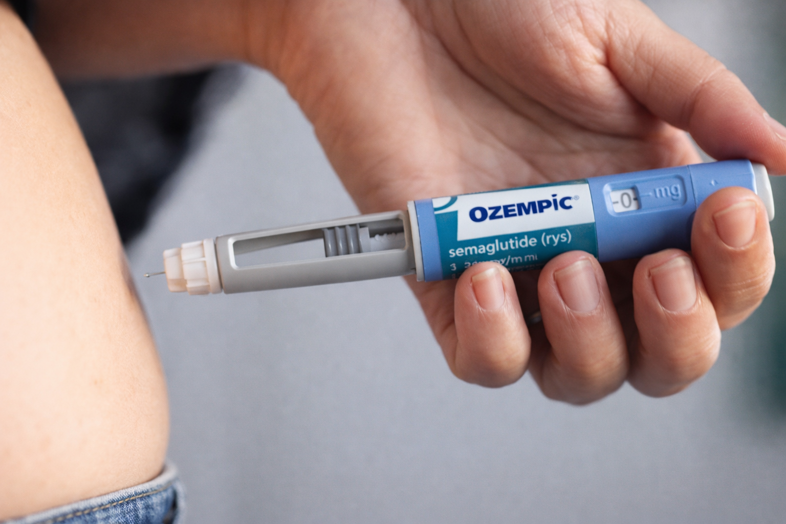 ozempic sem patente sendo aplicado com caneta de semaglutida em tratamento de obesidade