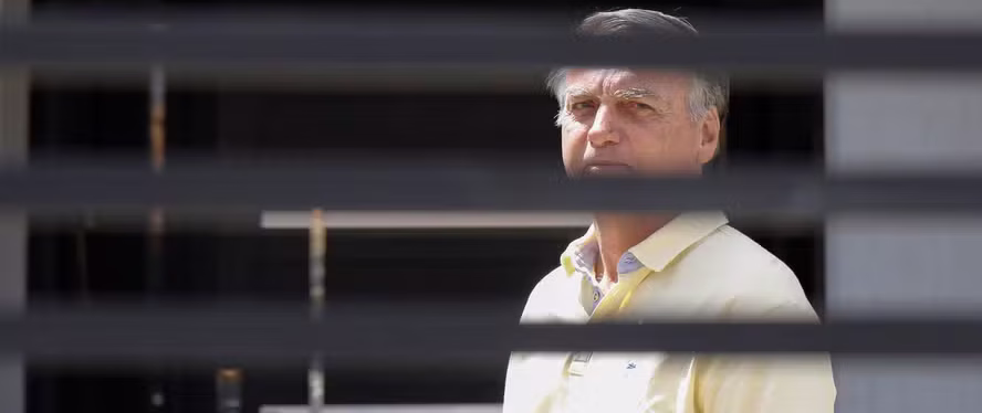 prisão domiciliar de Bolsonaro em residência após decisão do STF com restrições judiciais