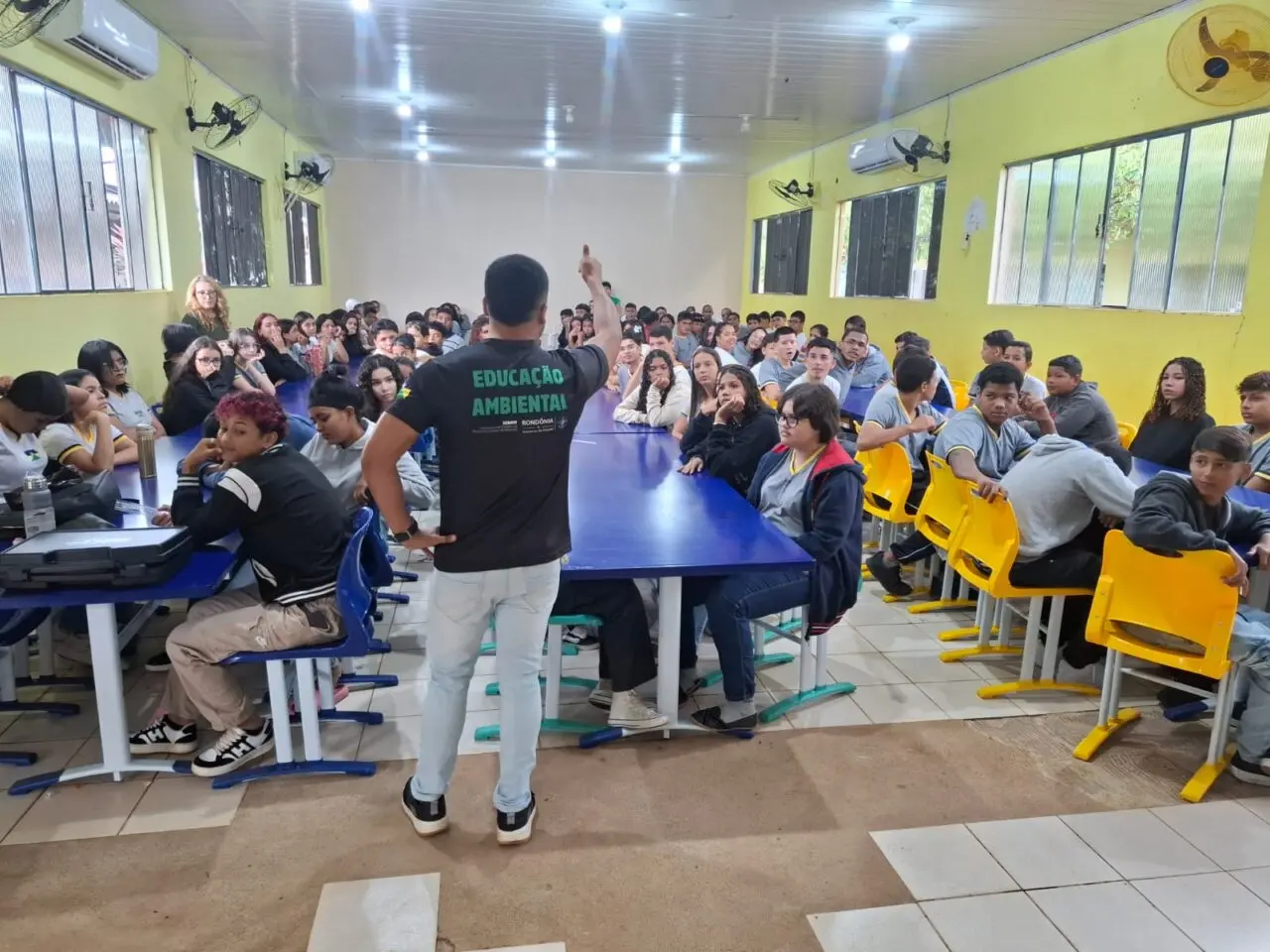 Equipe de educação ambiental orienta estudantes sobre prevenção a queimadas em escola de Itapuã do Oeste em Rondônia