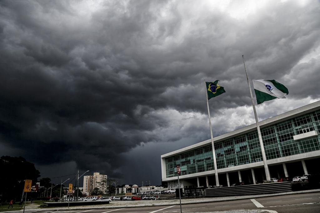 Céu carregado com nuvens de tempestade durante chuva forte no Brasil