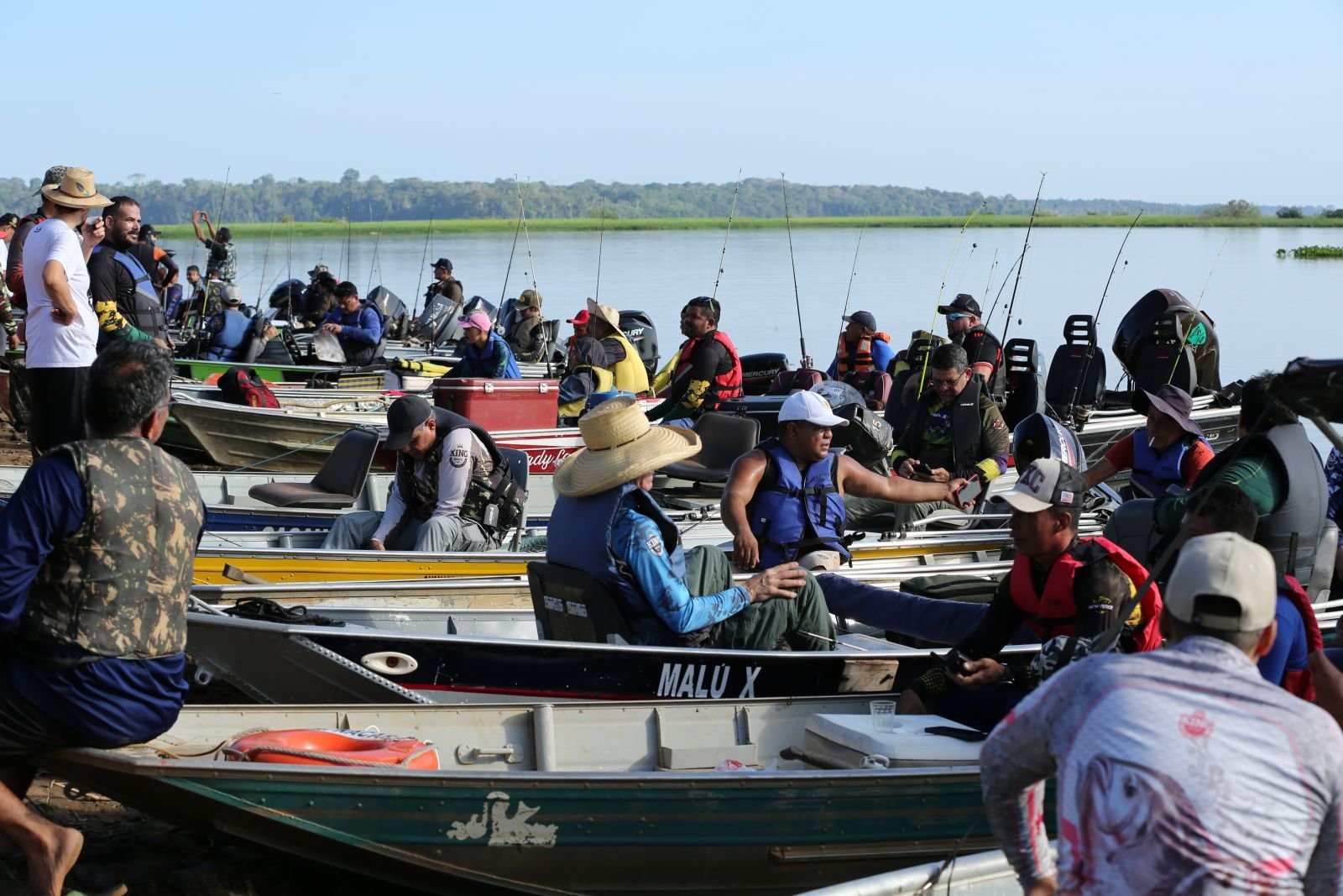 Pesca esportiva em Porto Velho com pescadores e barcos no rio Madeira durante evento