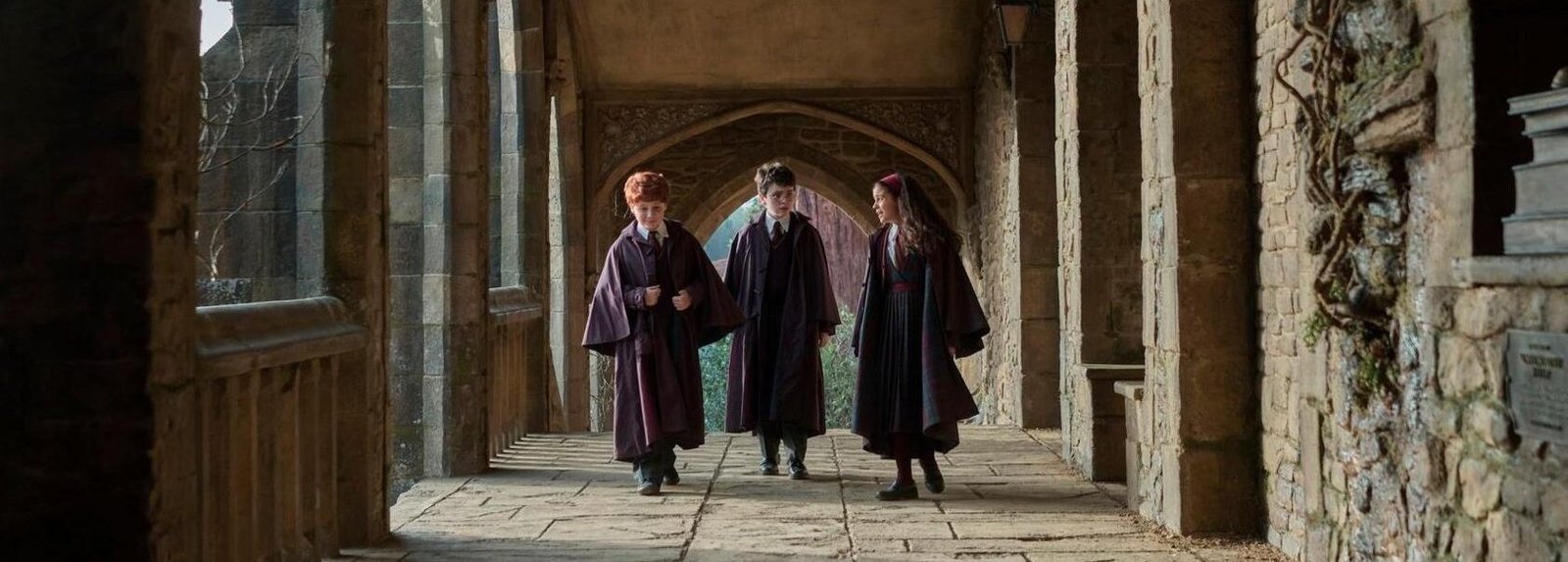 Série de Harry Potter mostra jovens bruxos caminhando em Hogwarts representando nova geração
