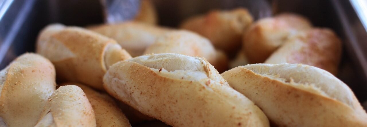 café gratuito com pães servidos em programa social em Porto Velho