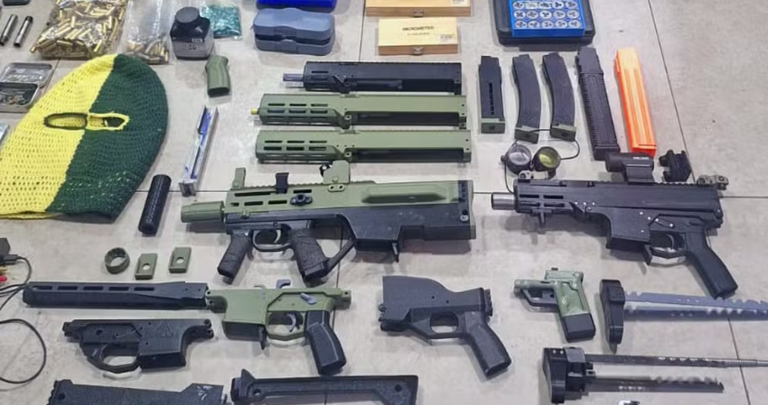 Armas e peças produzidas em impressoras 3D apreendidas em operação policial contra fabricação clandestina de armamentos.