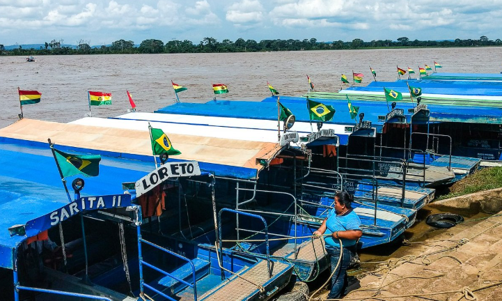 barcos no porto de Guajará-Mirim na fronteira entre Brasil e Bolívia
