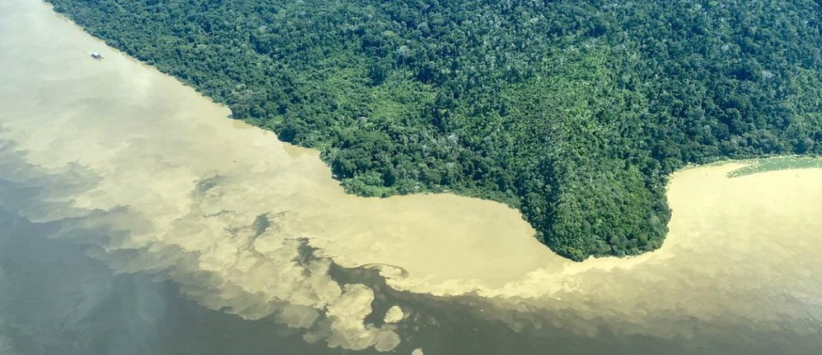 rio contaminado por mercúrio na região de Guajará-Mirim na Amazônia
