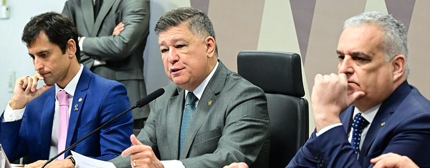 Parlamentares em reunião da CPMI do INSS durante investigação de fraudes