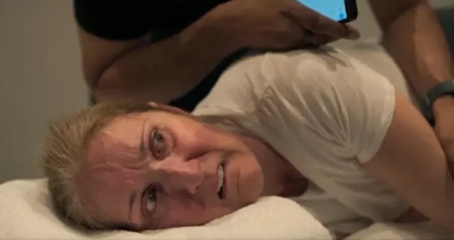 Céline Dion durante tratamento enfrentando sintomas da síndrome da pessoa rígida