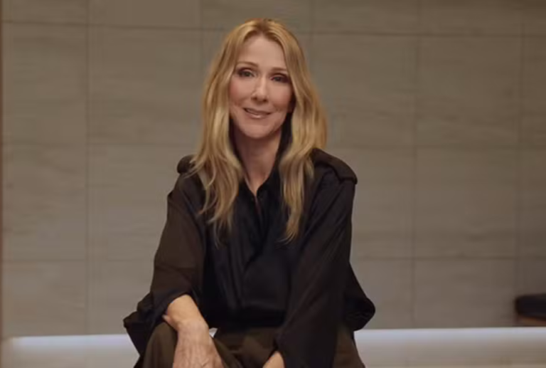 Céline Dion sorrindo anuncia retorno aos palcos após anos afastada por doença rara