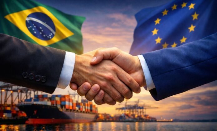 Aperto de mãos simboliza acordo comercial entre Brasil e União Europeia com porto de contêineres ao fundo
