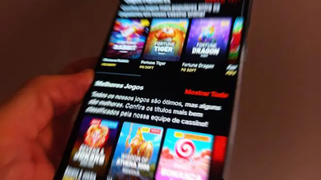 Plataforma de apostas online exibida em celular mostra jogos de cassino digital semelhantes ao jogo do tigrinho
