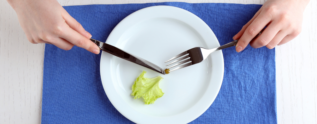 emagrecimento saudável erro de comer pouco prato vazio com pequena quantidade de alimento