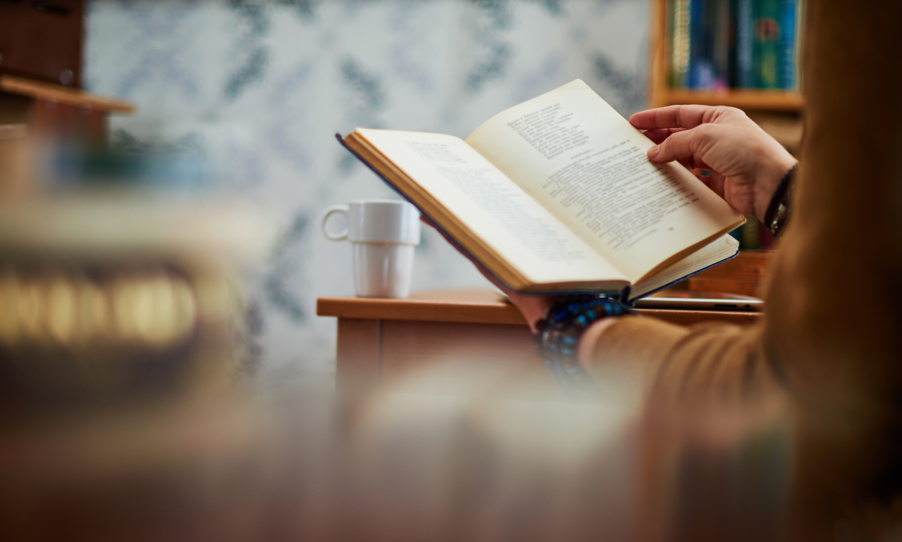 pessoa lendo livro em casa representando crescimento do consumo de leitura no Brasil