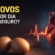 Dois ovos ao lado de coração humano ilustrando debate sobre consumo diário e risco cardiovascular
